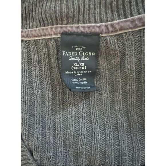 Bundle of 3 Cable Knit V Neck Sweaters (1X) - Picture 7 of 14